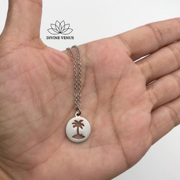 Palm Tree 🌴 Necklace | Stainless Steel - Picture 4 of 5